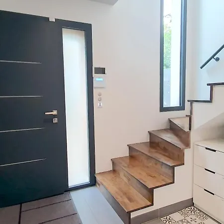 Nouveau - Contemporaire Avec Piscine Chauffee *